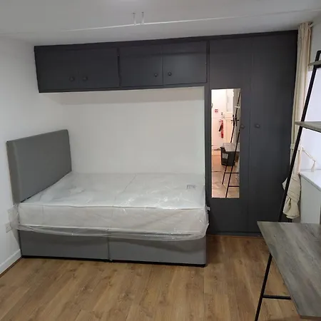 4 In Prestigious Area 아파트